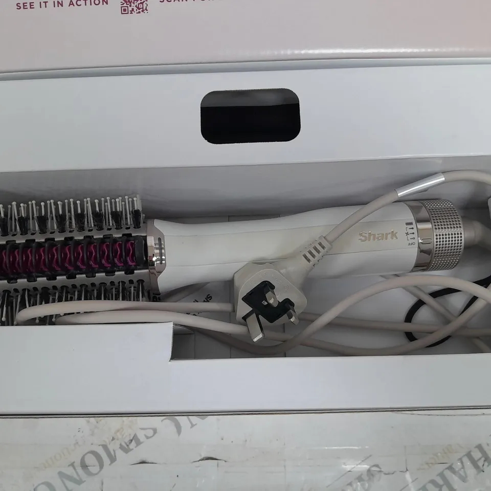 BOXED SHARK SMOOTHSTYLE HOT BRUSH & SMOOTHING COMB