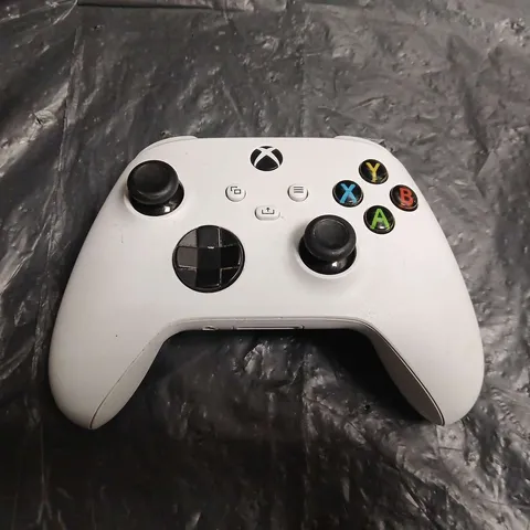 MICROSOFT XBOX WIRELESS CONTROLLER (WHITE)