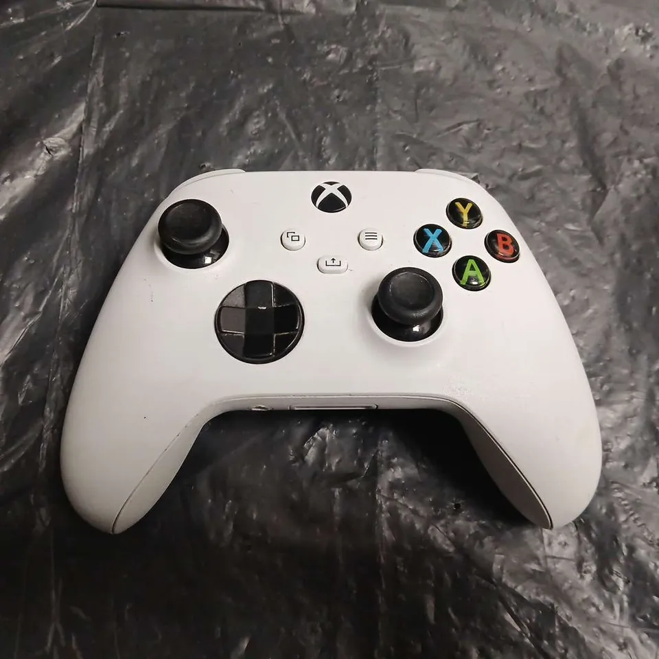 MICROSOFT XBOX WIRELESS CONTROLLER (WHITE)
