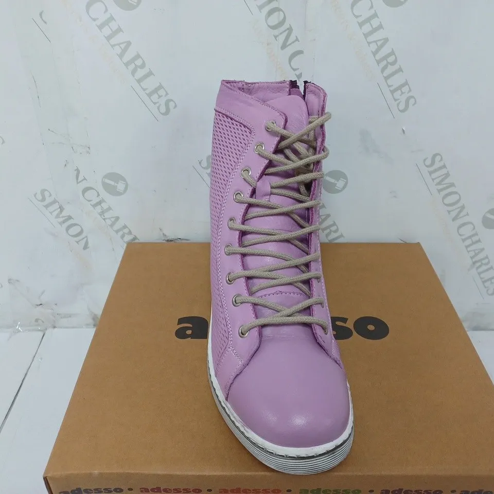 BOXED PAIR OF ADESSO BOOTS SIZE 6