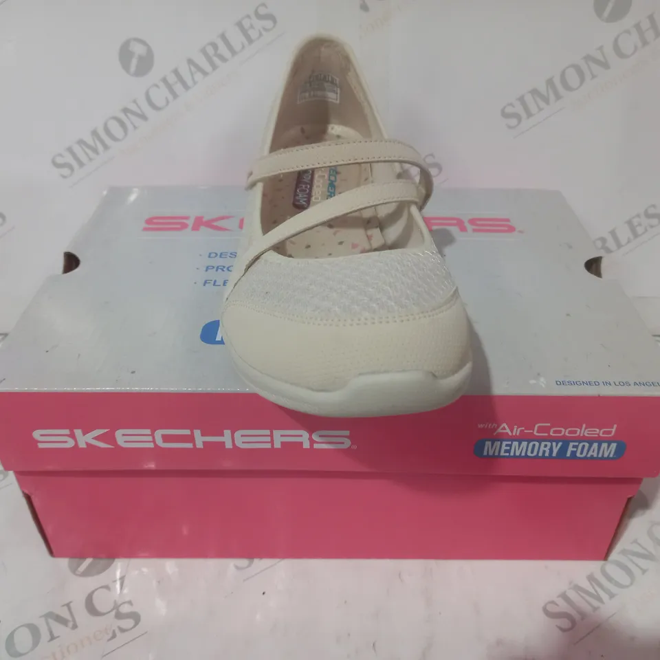 BOXED PAIR OF SKECHERS WOMEN'S SHOES IN BEIGE SIZE 7