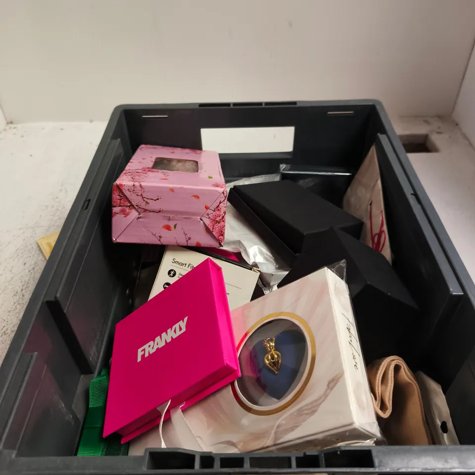LARGE QUANTITY OF ASSORTED JEWELLERY INCLUDING COSTUME JEWLLERY, WATCHES AND BRACELETS
