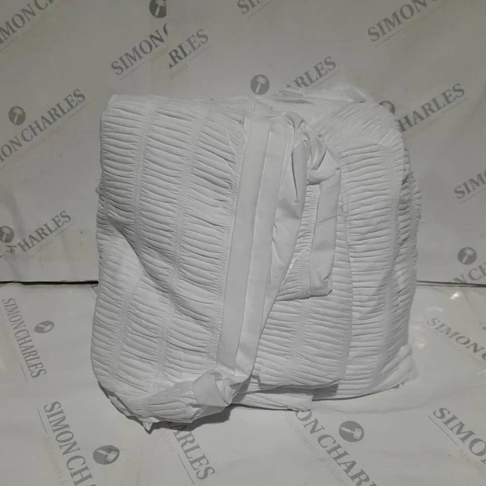 BOXED SUPERSOFT BY COZEE HOME TEXTURED STRIPE DUVET SET IN WHITE - KING SIZE 