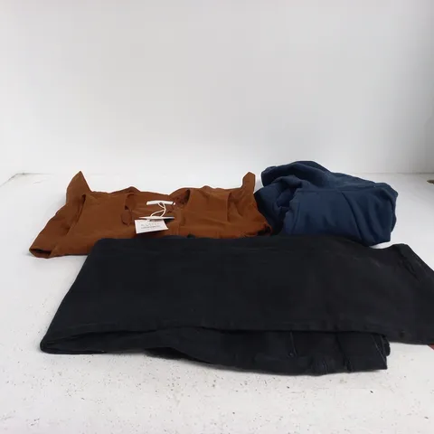 BOX OF APPROXIMATELY 30 ASSORTED CLOTHING ITEMS OF VARIOUS SIZES AND STYLES TO INCLUDE PEACOCK, ZARA, NXSPORT ETC