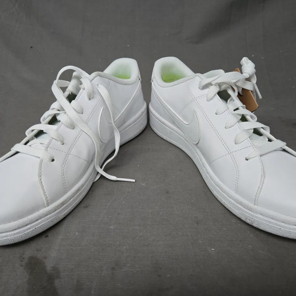 BOXED PAIR OF NIKE SHOES IN WHITE UK SIZE 8