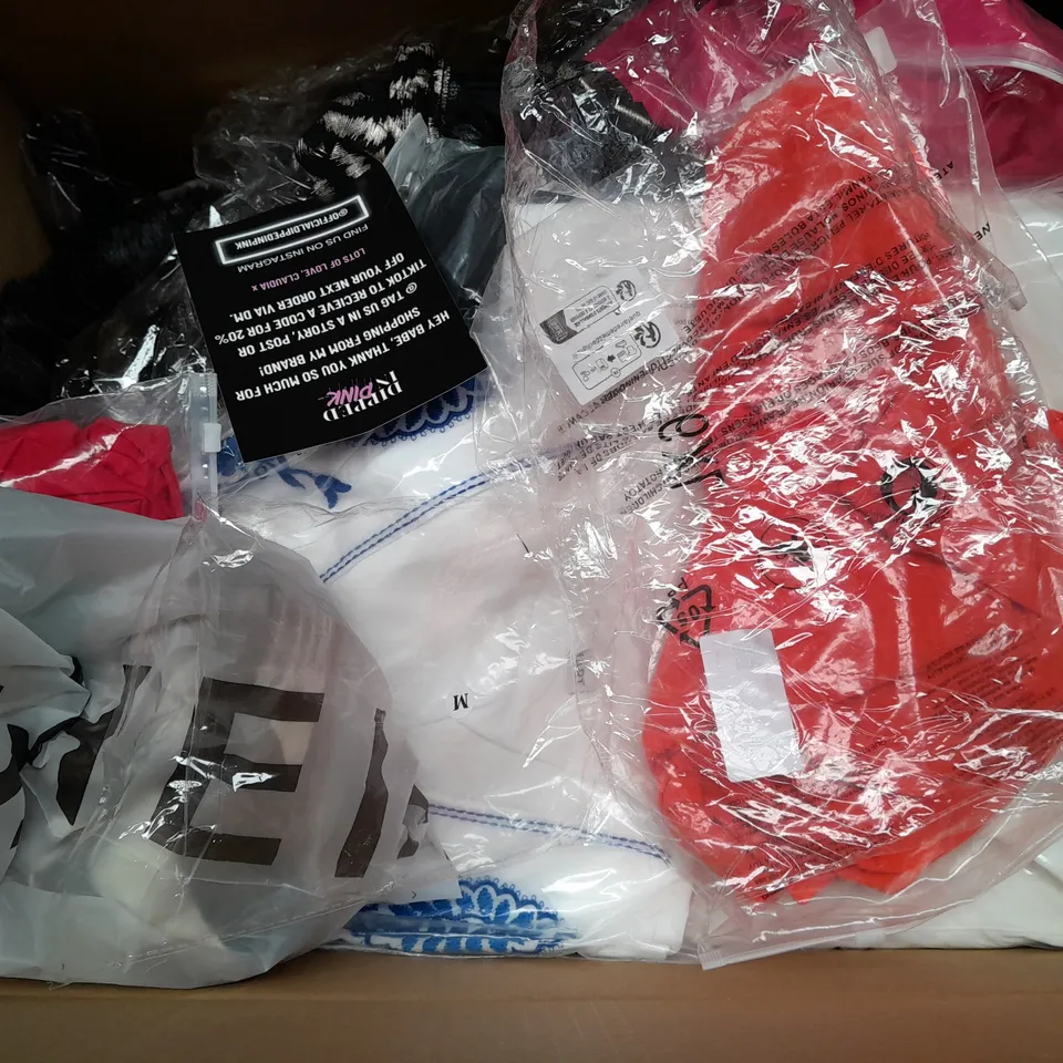 BOX OF APPROXIMATELY 25 ASSORTED CLOTHING ITEMS TO INCLUDE - SHORTS , BAG , POLO SHIRT ETC