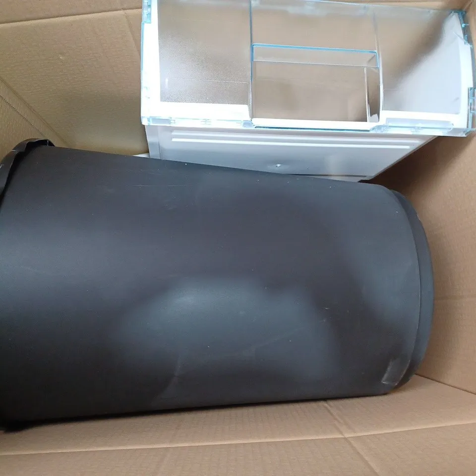 BOX OF APPROX 4 ASSORTED ITEMS TO INCLUDE - IRON WIRE RING - FRIDGE FREEZER DRAW - WHITEFURZE 50L BULLET BIN ECT