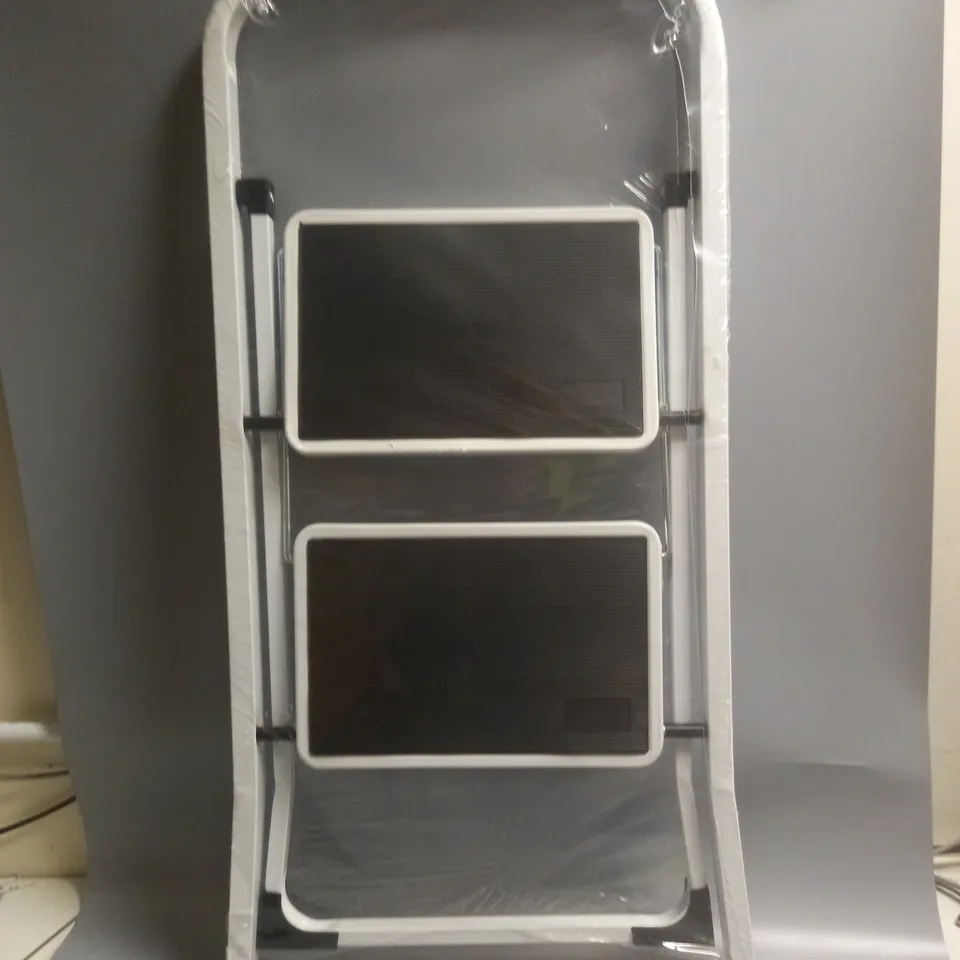 UNBRANDED 2 STEP LADDER IN WHITE