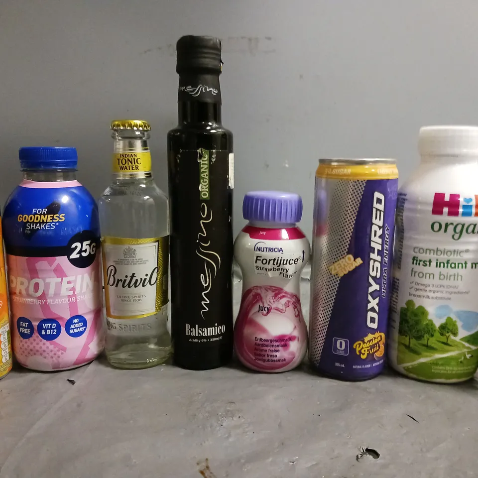 LOT OF 18 ASSORTED DRINKS TO INCLUDE OXYSHRED, J2O AND CLASSIC SYRUP