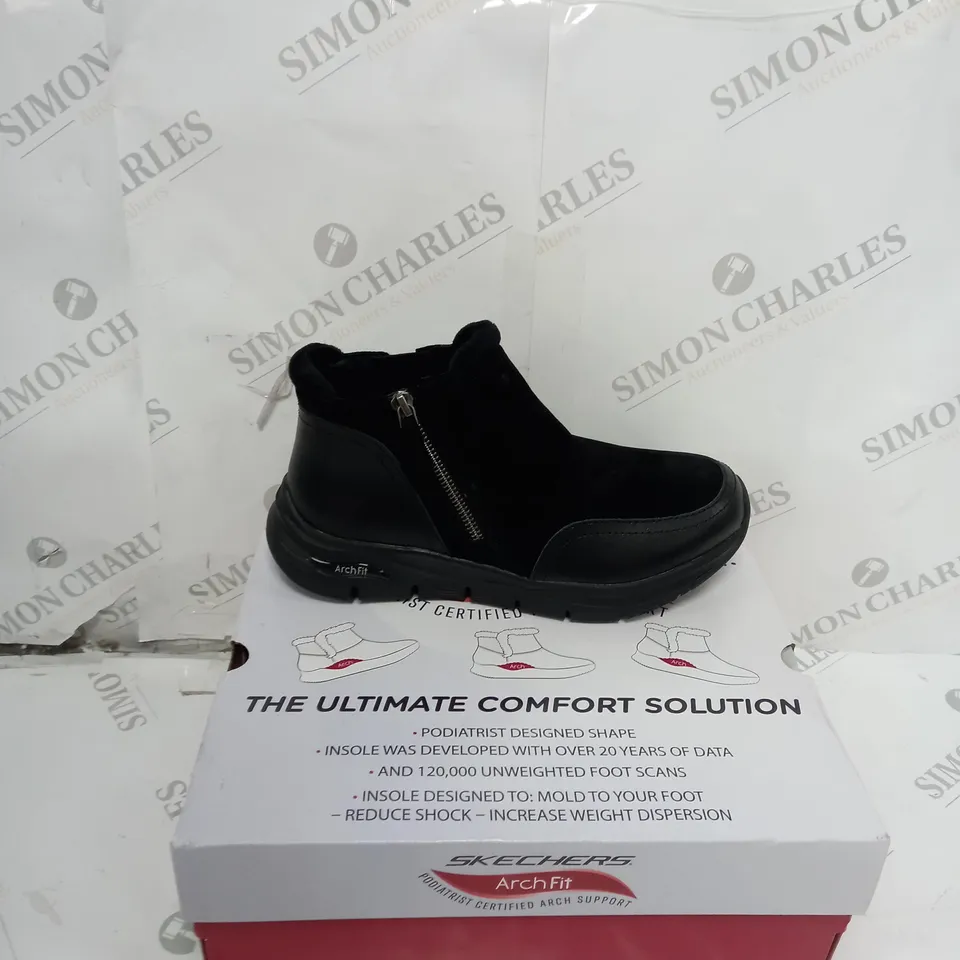 BOXED SKECHERS ARCH FIT SMOOTH ZIP BOOTS, BLACK - SIZE 5.5