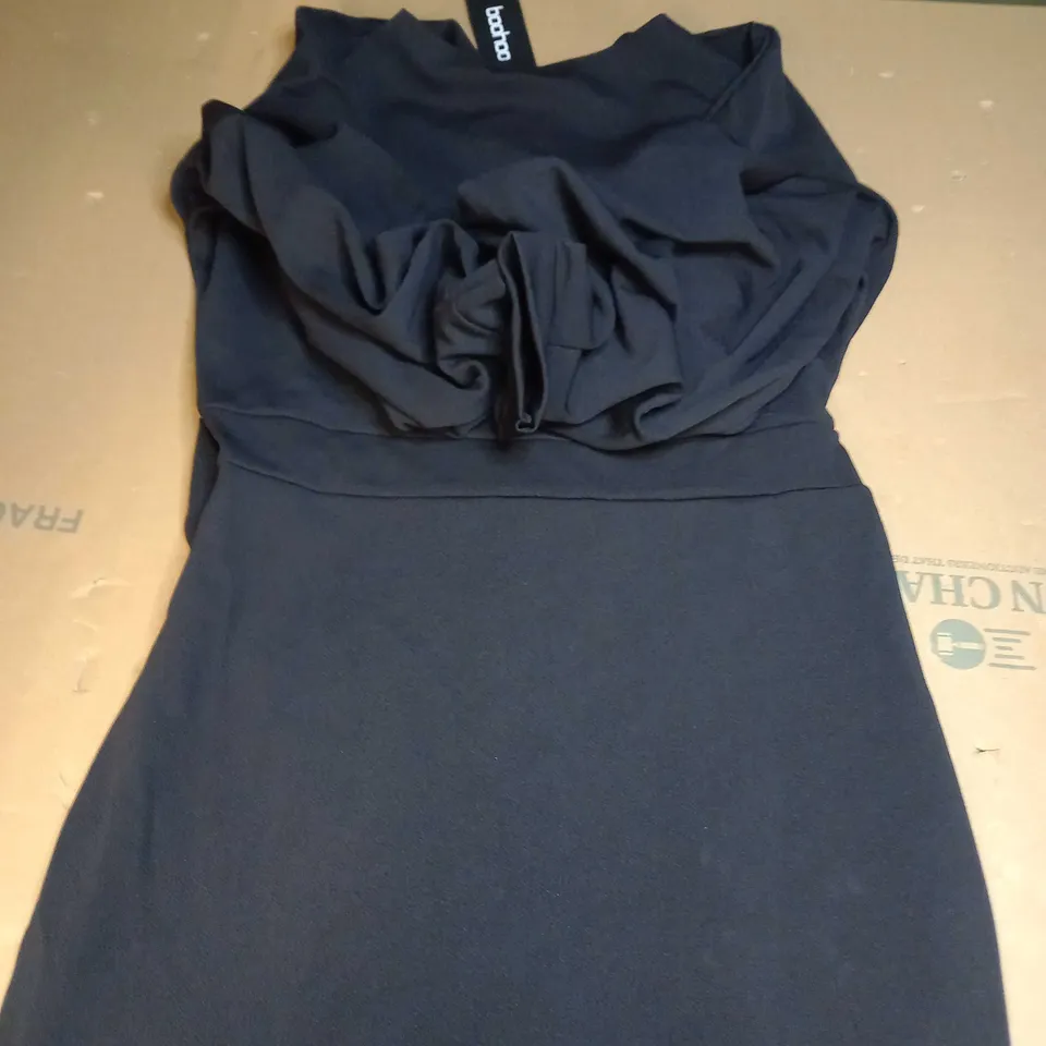 BOOHOO OFF THE SHOULDER WRAP MIDI DRESS BLACK - SIZE 18