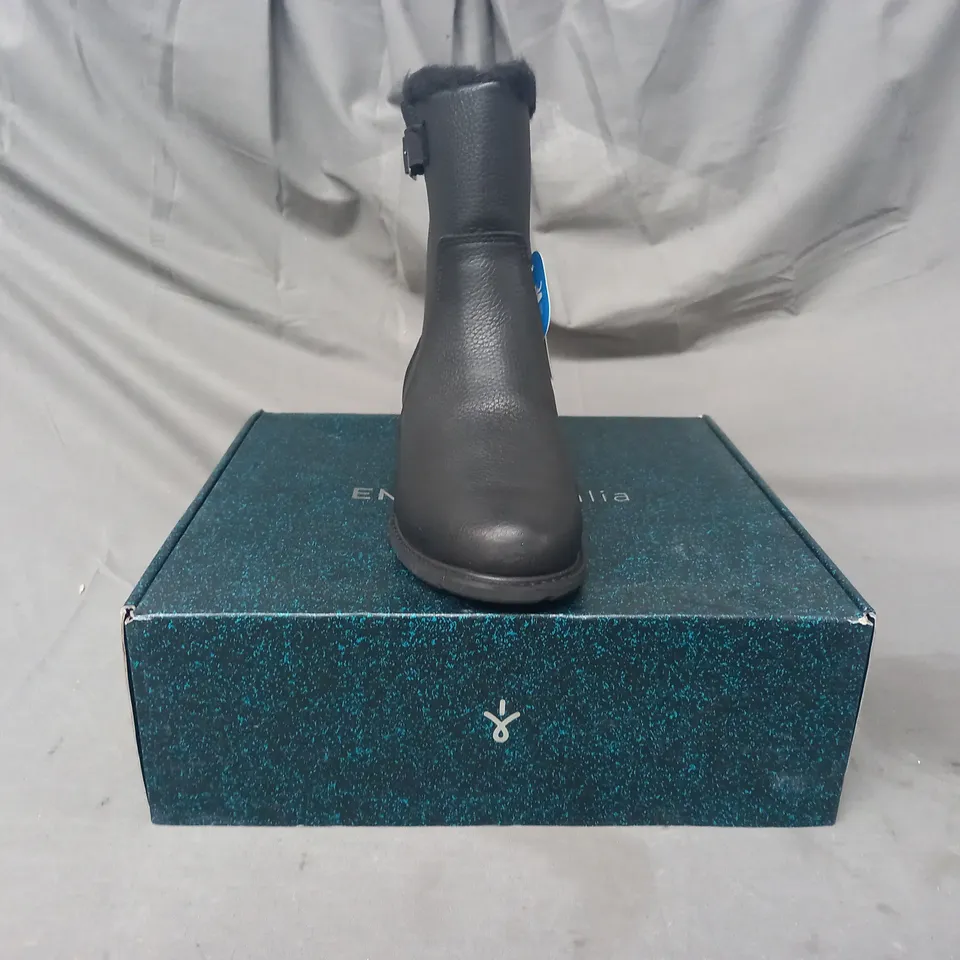 BOXED PAIR OF EMU AUSTRALIA LOW HEEL ANKLE BOOTS IN BLACK SIZE 7