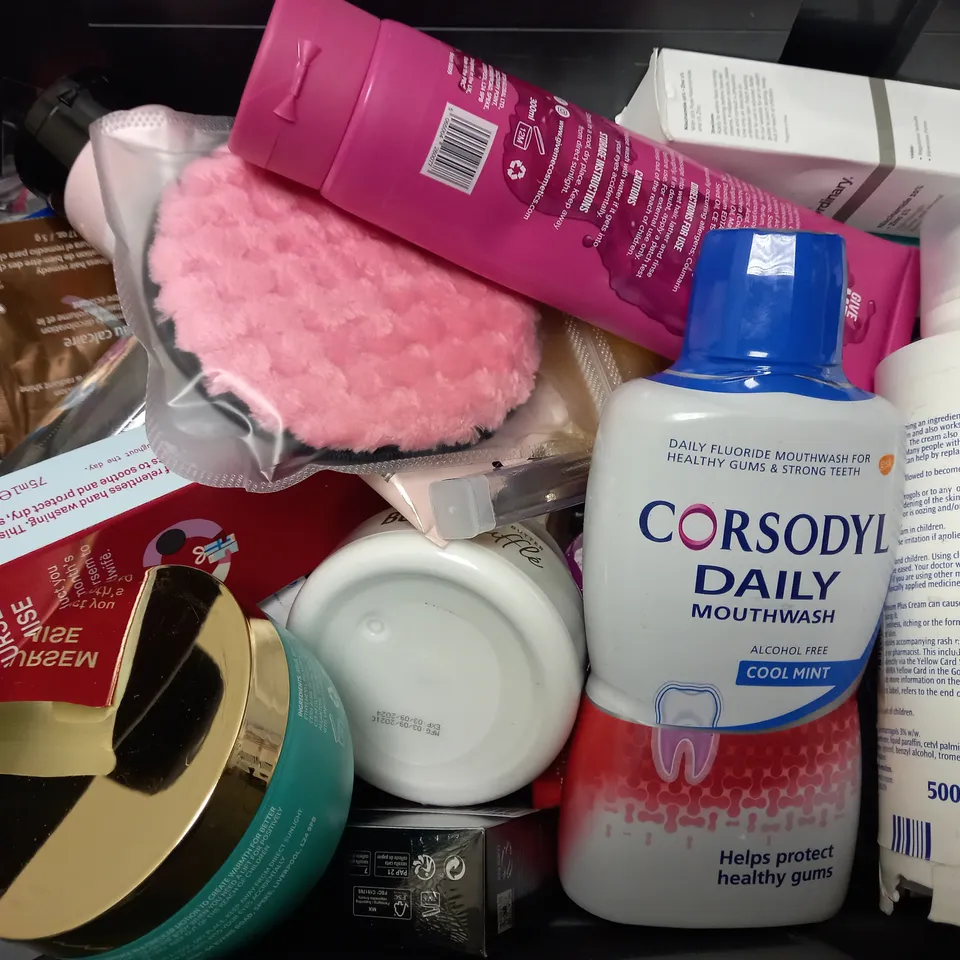 BOX OF APPROX 15 ASSORTED HEALTH AND BEAUTY ITEMS TO INCLUDE - CORSODLY DAILY MOUTHWASH - GIVE ME SHAMPOO - BALNEUM PLUS CREAM ETC 