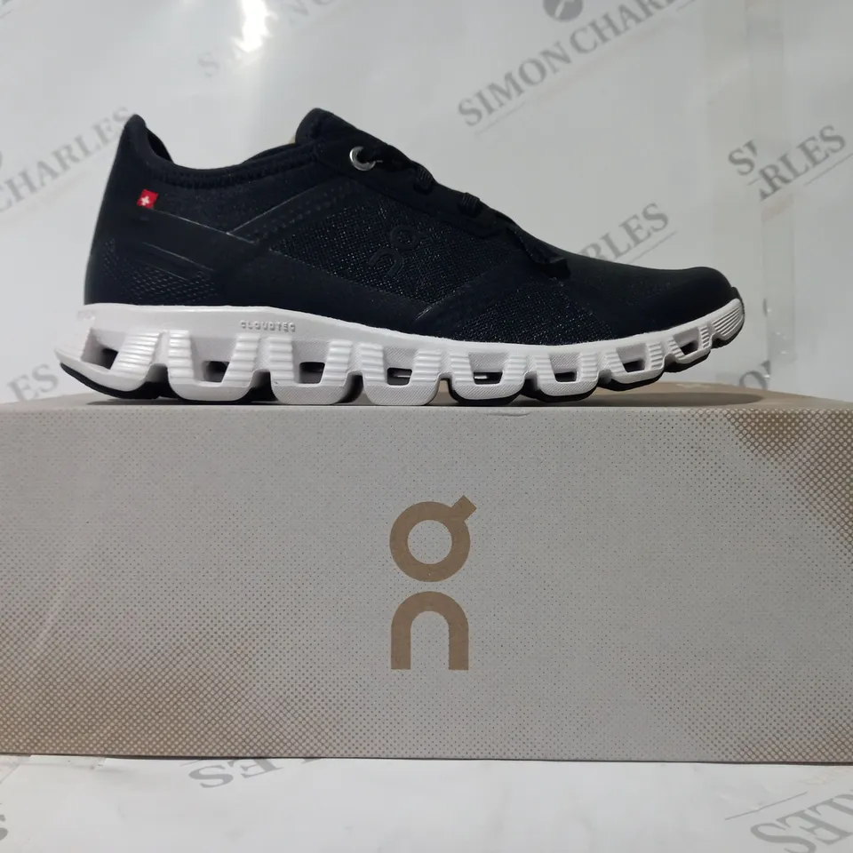 BOXED PAIR OF ON CLOUD X 3 AD SHOES IN BLACK/WHITE UK SIZE 4