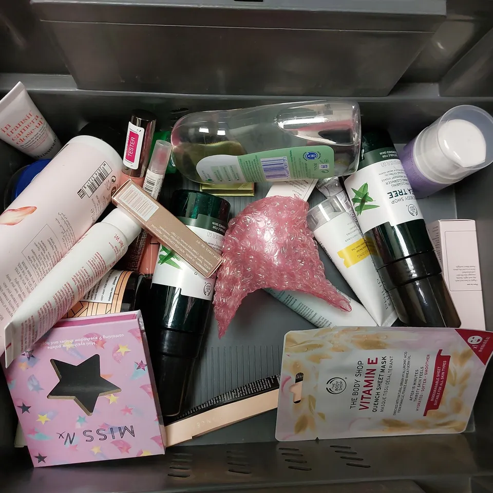 BOX OF APPROX 25 COSMETIC ITEMS TO INCLUDE DERMOL CREAM, CERAVE BLEMISH CONTROL CLEANSER, ONLY CURLS VOLUMISING MOUSSE