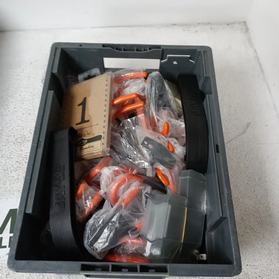 BOX CONTAINING A MIX OF APPROXIMATELY 15 ASSORTED HOUSEHOLD ITEMS INCLUDING HANGERS, TABLE NUMBERS , METAL PARTS ETC.