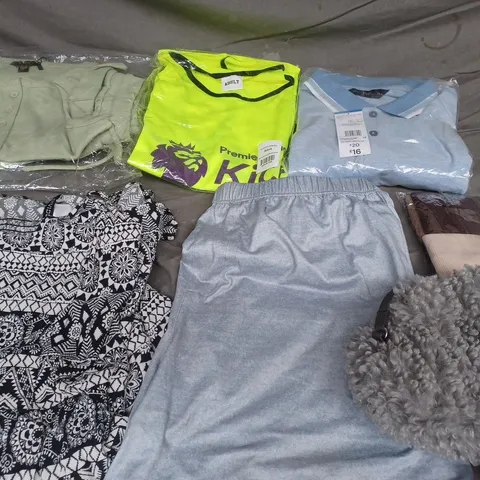APPROX 20 ASSORTED CLOTHING ITEMS TO INCLUDE T-SHIRTS, DRESSES, SHORTS ETC