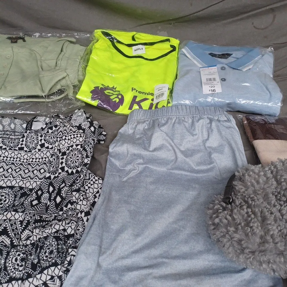 APPROX 20 ASSORTED CLOTHING ITEMS TO INCLUDE T-SHIRTS, DRESSES, SHORTS ETC