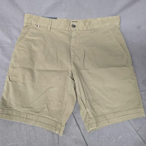 HUGO BOSS SHORTS IN GREEN SIZE UK 50
