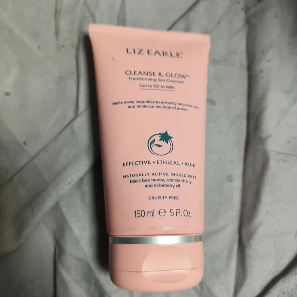 APPROXIMATELY 15 ASSORTED HEALTH & BEAUTY PRODUCTS INCLUDING LIZ EARLE CLEANSE & GLOW , POWDER PUFF AND 9D TEETH WHITENER 