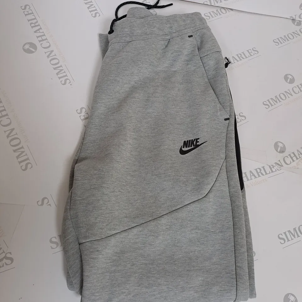 NIKE TRACKSUIT BOTTOMS SIZE M
