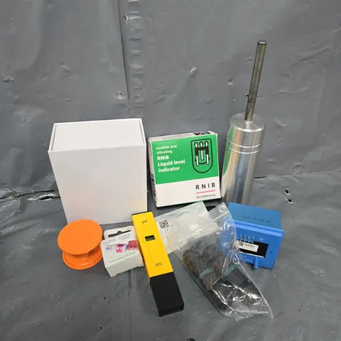 APPROXIMATELY 12 ASSORTED HOUSEHOLD ITEMS TO INCLUDE GYMPIN, RNIB LIQUID LEVEL INDICATOR, ROW COUNTER, ETC