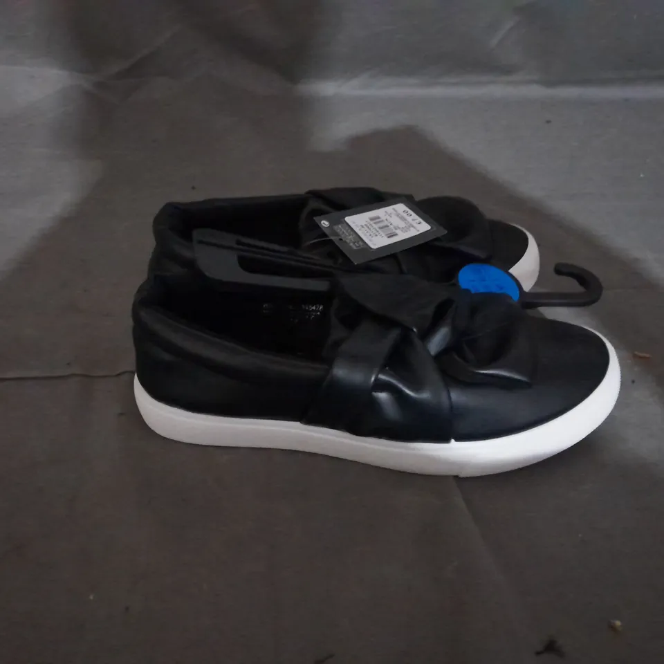 APPROXIMATELY 10 PAIRS OF KIDS SLIP ON SHOES SIZE 1 