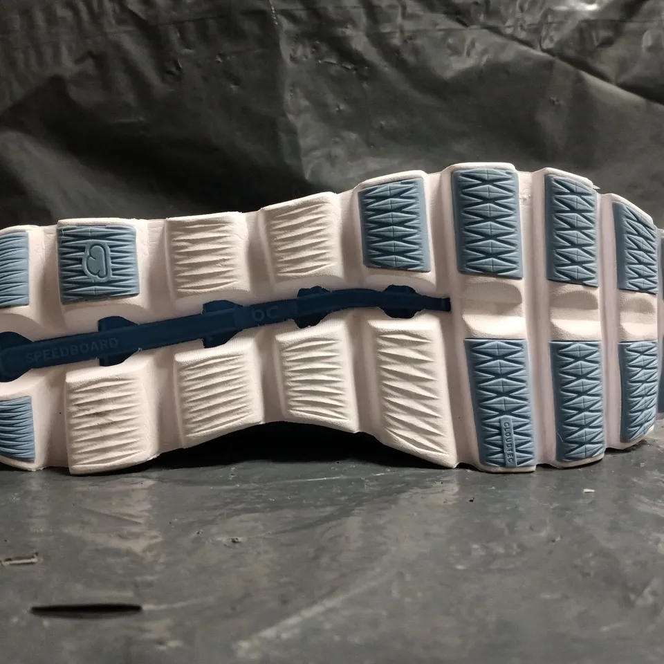 PAIR OF ON CLOUDSWIFT TRAINERS IN BLUE SIZE UK 9