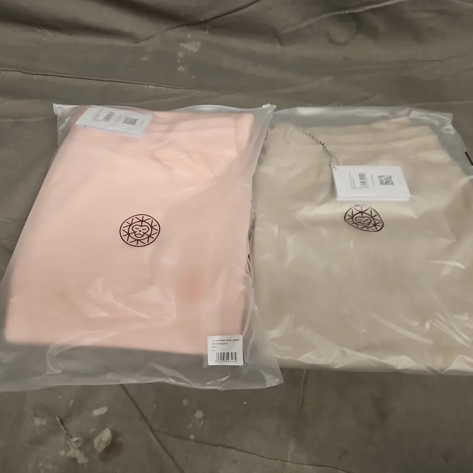 APPROXIMATELY 20 ASSORTED BAGGED CLOTHING ITEMS IN VARIOUS SIZES TO INCLUDE MENS BRASS MONKEY SHORTS IN CLAY & UNISEX BRASS MONKEY JOGGERS IN PINK