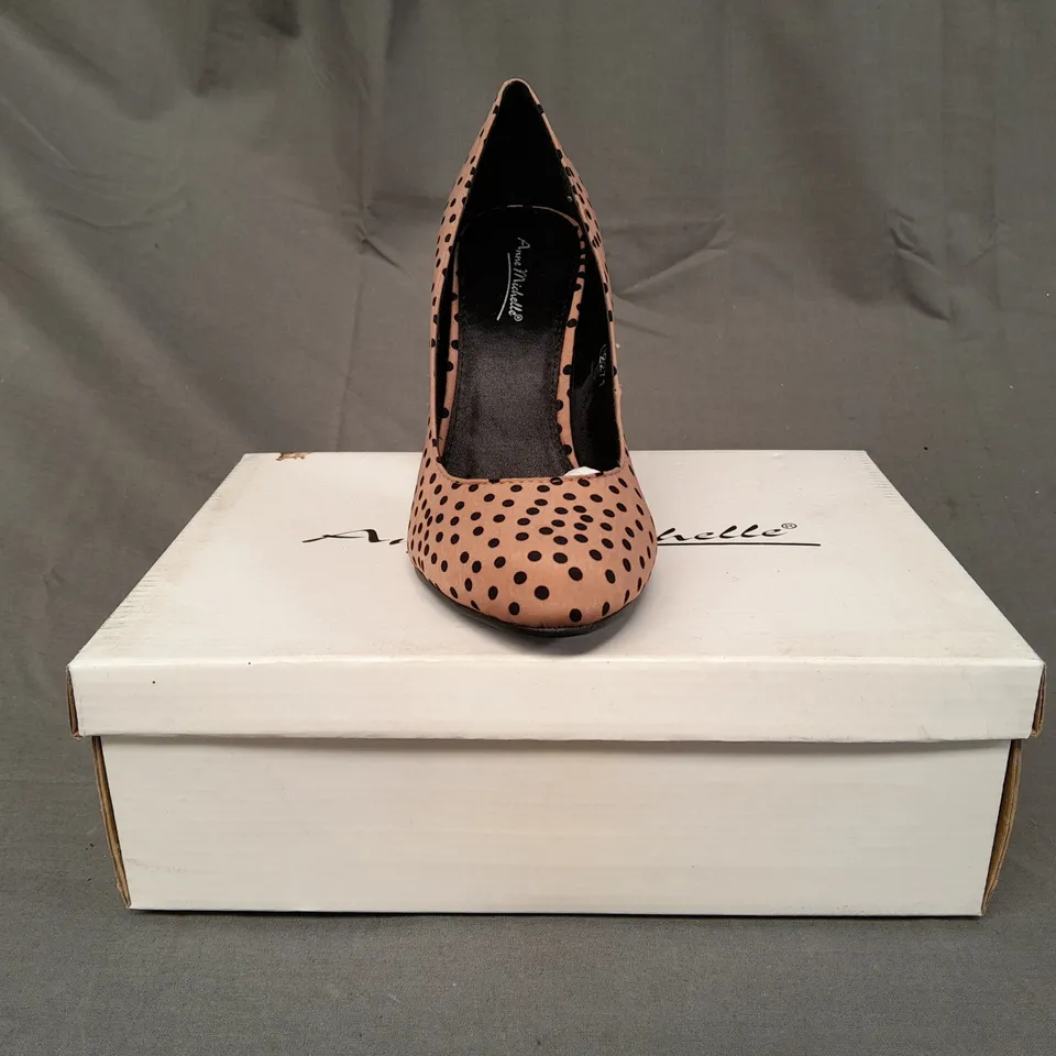 BOXED PAIR OF ANNE MICHELLE CLOSED TOE HIGH HEELED SHOES IN NUDE W. DOT DESIGN SIZE 5
