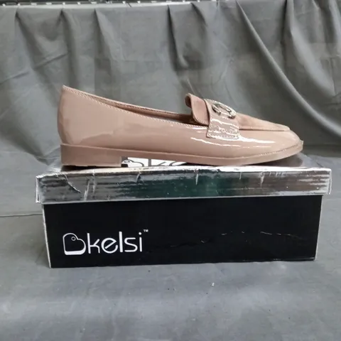 APPROXIMATELY 11 BOXED PAIR OF KELSI BEIGE LOAFERS IN VARIOUS SIZES TO INCLUDE SIZE 4