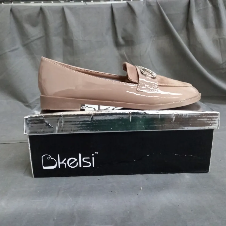 APPROXIMATELY 11 BOXED PAIR OF KELSI BEIGE LOAFERS IN VARIOUS SIZES TO INCLUDE SIZE 4