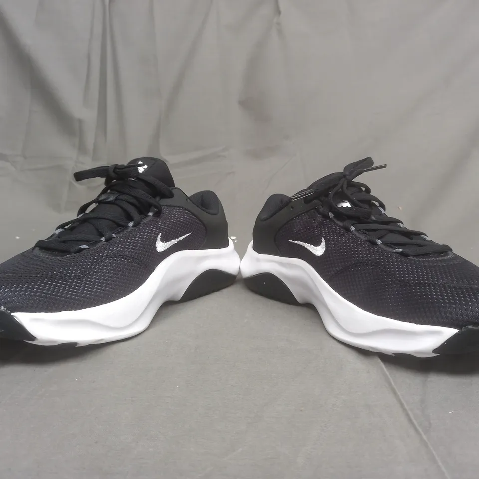BOXED PAIR OF NIKE RUNNING TRAINERS IN BLACK/WHITE SIZE UK 7