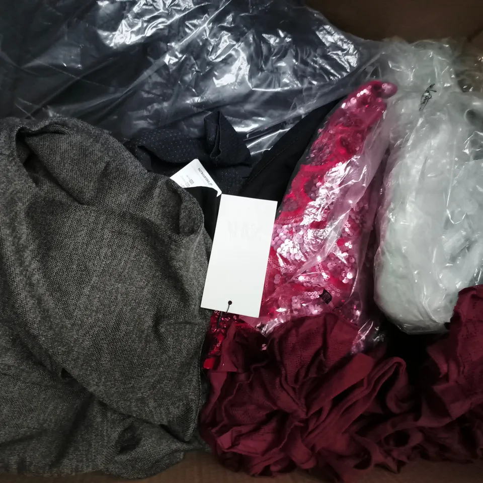 APPROXIMATELY 20 ASSORTED CLOTHING AND FASHION PRODUCTS IN VARIOUS STYLES AND SIZES - COLLECTION ONLY