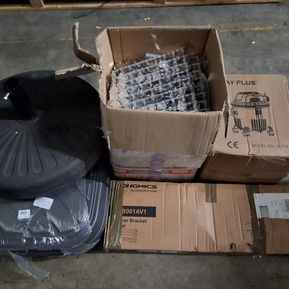 PALLET OF ASSORTED ITEMS TO BE FURNITURE PARTS, CLAM CHAIR, PARASOL BASES AND DAY PLUS VACUUM