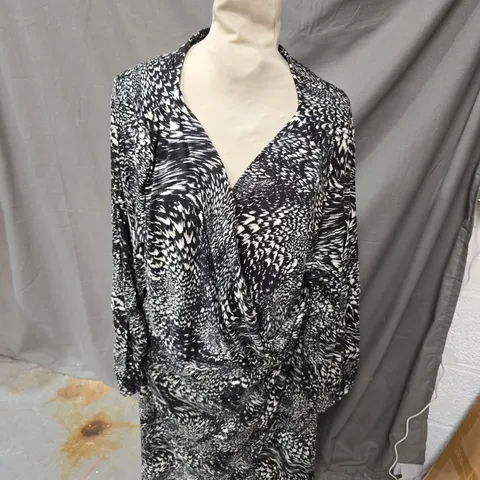 LIVE UNLIMITED MONO ABSTRACT PLEATED WRAP DRESS WITH BLOUSON SLEEVES – UK 26