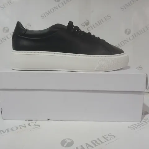 BOXED PAIR OF ARNE ESSENTIAL TRAINERS IN BLACK UK SIZE 9