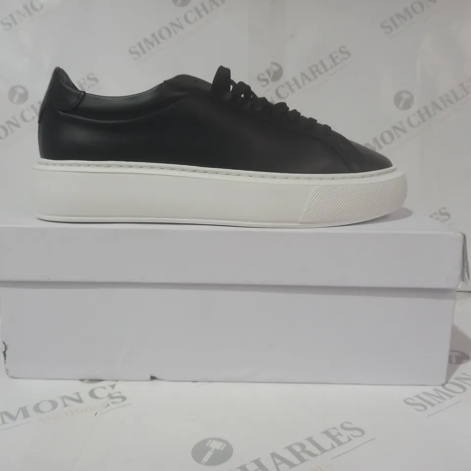 BOXED PAIR OF ARNE ESSENTIAL TRAINERS IN BLACK UK SIZE 9