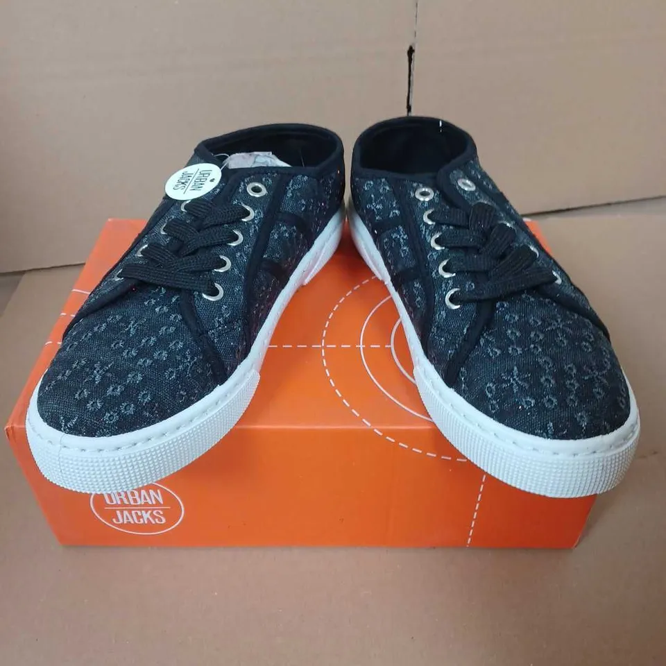 BOXED PAIR OF URBAN JACKS PALM SPRINGS TRAINERS IN BLACK - 5