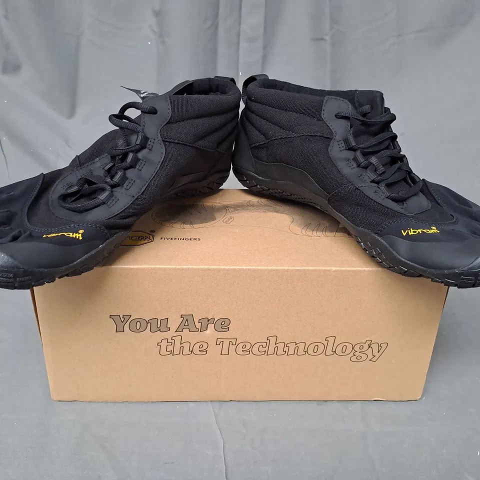 BOXED PAIR OF VIBRAM FIVE FINGERS V-TREK INSULATED SHOES IN BLACK EU SIZE 43