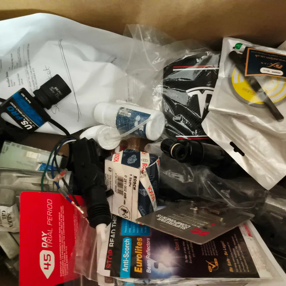 BOX OF APPROXIMATELY 15 ASSORTED ITEMS TO INCLUDE GHOST SHADOW LIGHT, TOSHIBA PORTABLE STORAGE, ETC