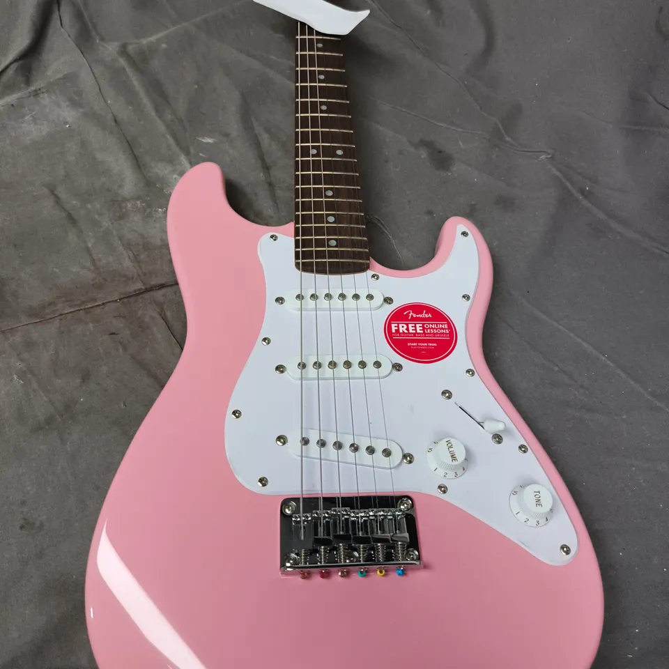 FENDER STRATOCASTER-STYLE ELECTRIC GUITAR – PINK