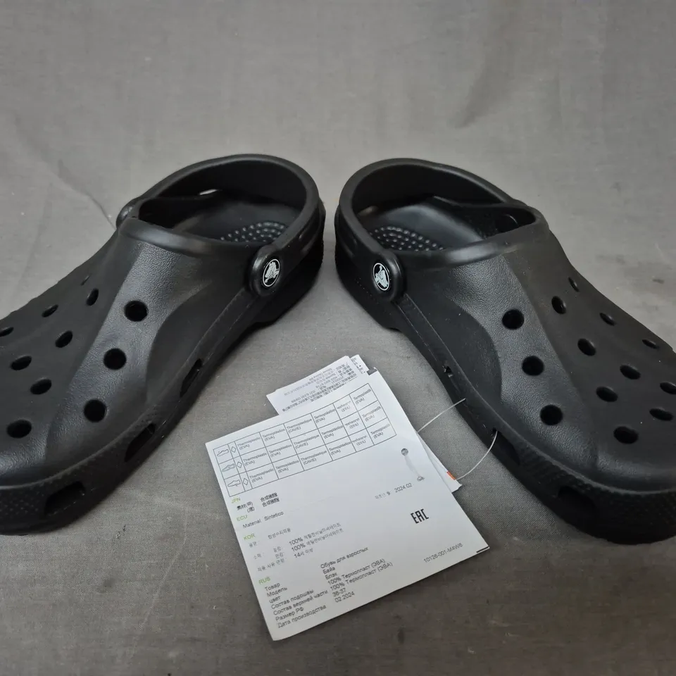 PAIR OF CROCS BAYA CLOGS IN BLACK UK SIZE M3/W4