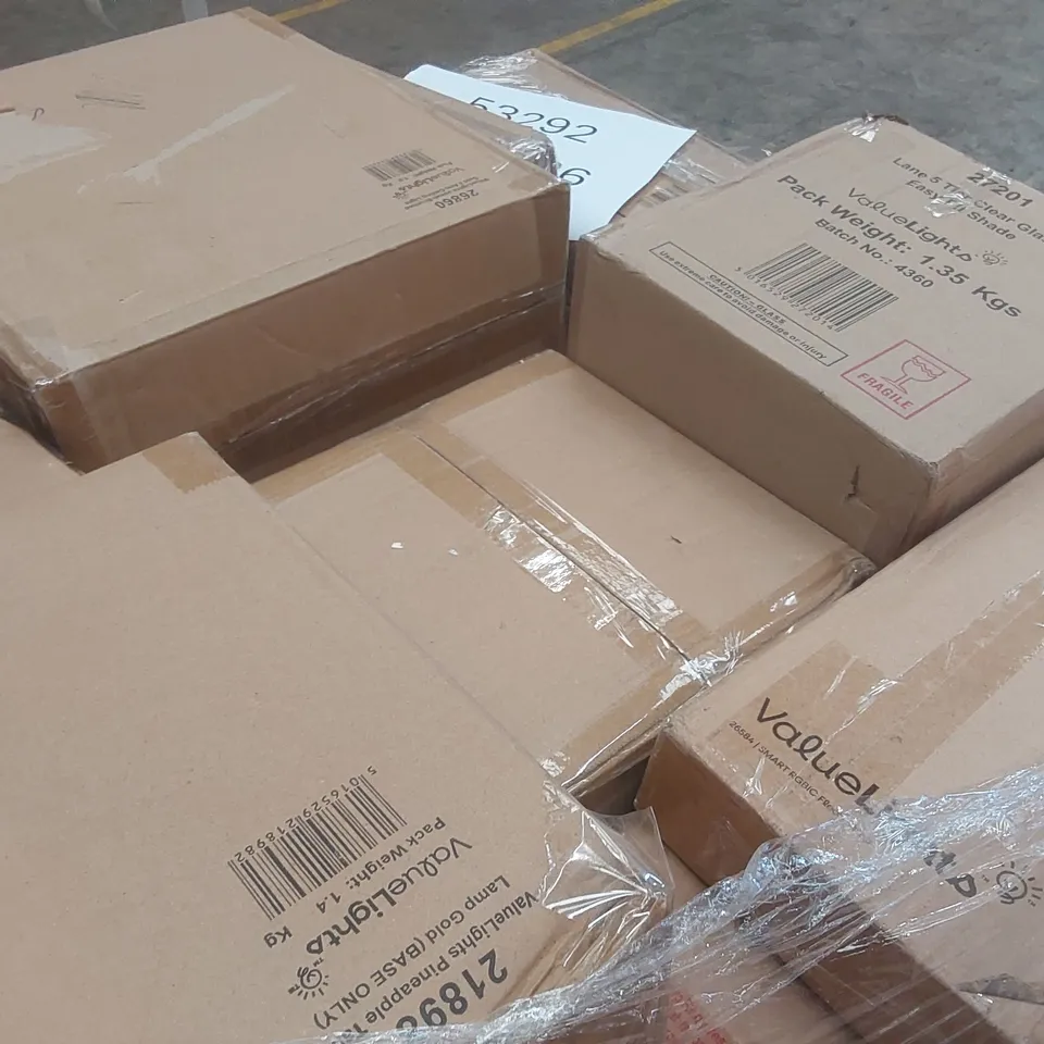PALLET CONTAINING A VERY LARGE QUANTITY OF HOME LIGHTING PRODUCTS