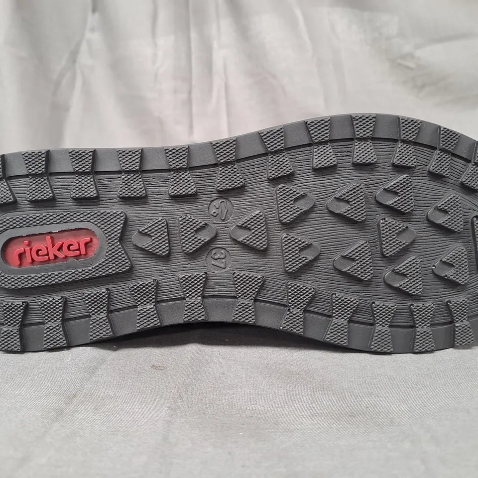 BOXED PAIR OF RIEKER ZIP TRAINERS IN BLACK SIZE 4