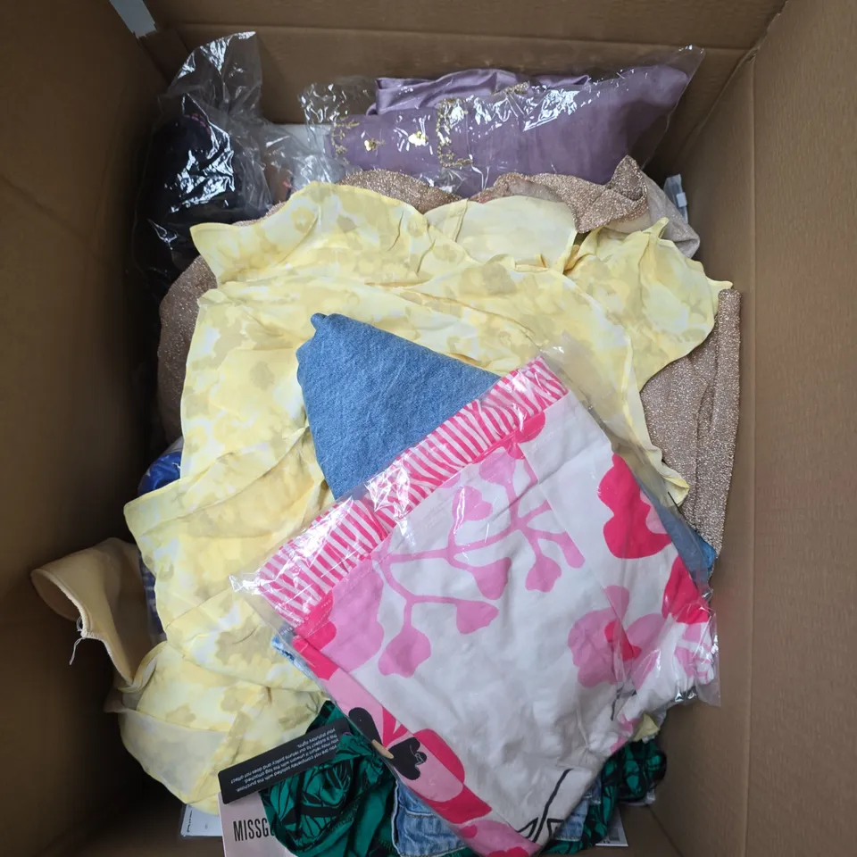 APPROXIMATELY 30 ASSORTED CLOTHING ITEMS IN VARIOUS SIZES, STYLES & COLOURS - COLLECTION ONLY 
