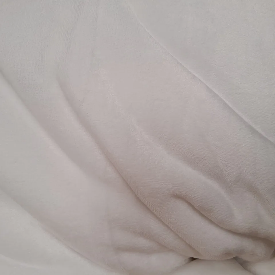 OUTLET COZEE HOME LEAF TUFTED FILLED BEDSPREAD WITH CONTRAST TRIM IN WHITE