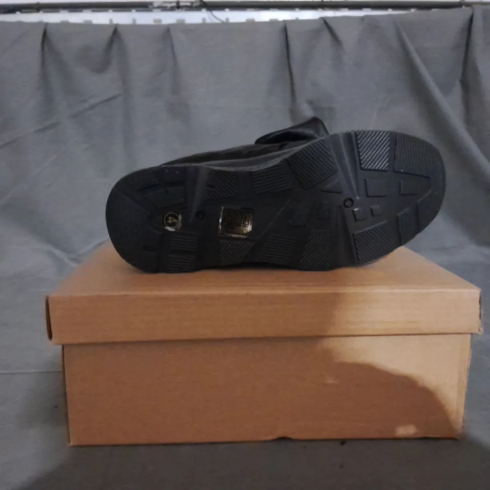 APPROXIMATELY 11 BOXED PAIR OF BLACK BOW TRAINERS IN VARIOUS SIZES TO INCLUDE SIZE 5 