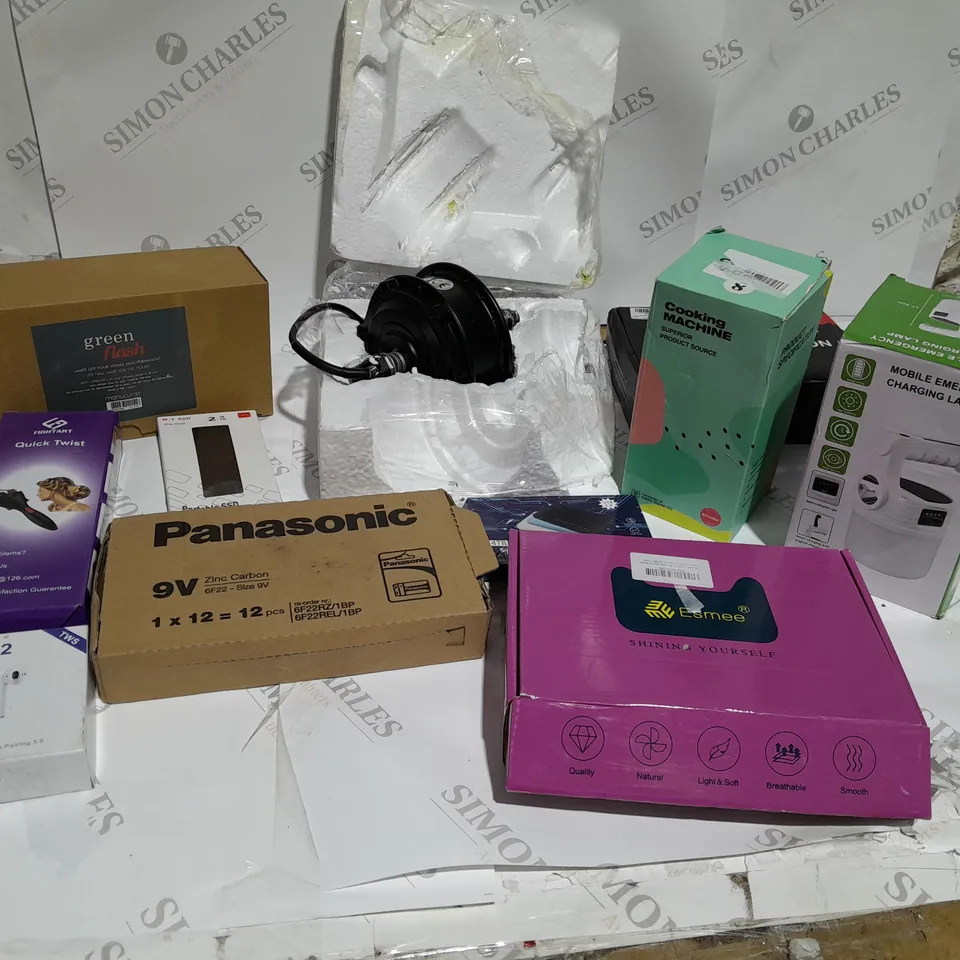 BOX OF APPROXIMATELY 10 ASSORTED ITEMS TO INCLUDE A PANASONIC 9V BATTERY SET, MOBILE EMERGENCY CHARGING LAMP AND A 3D LAMP ILLUSION