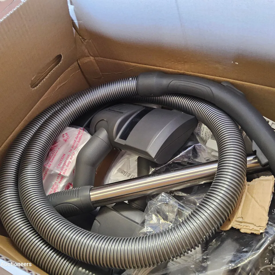BOXED THOMAS AQUA + PET & FAMILY 1700WWET & DRY VACUUM CLEANER